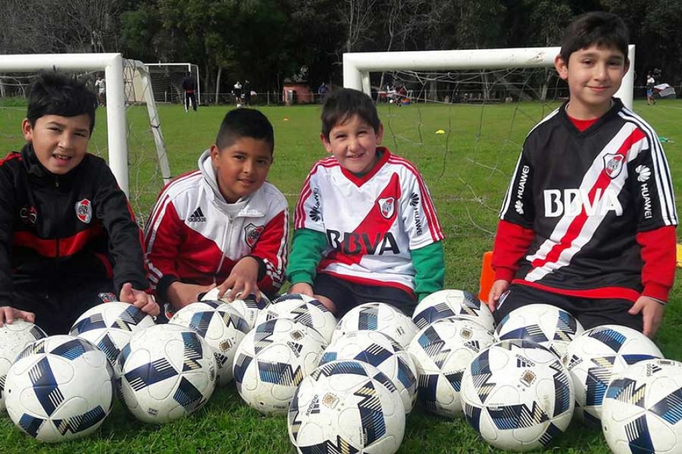Los chicos de la escuela de River en un alto del entrenamiento. 
