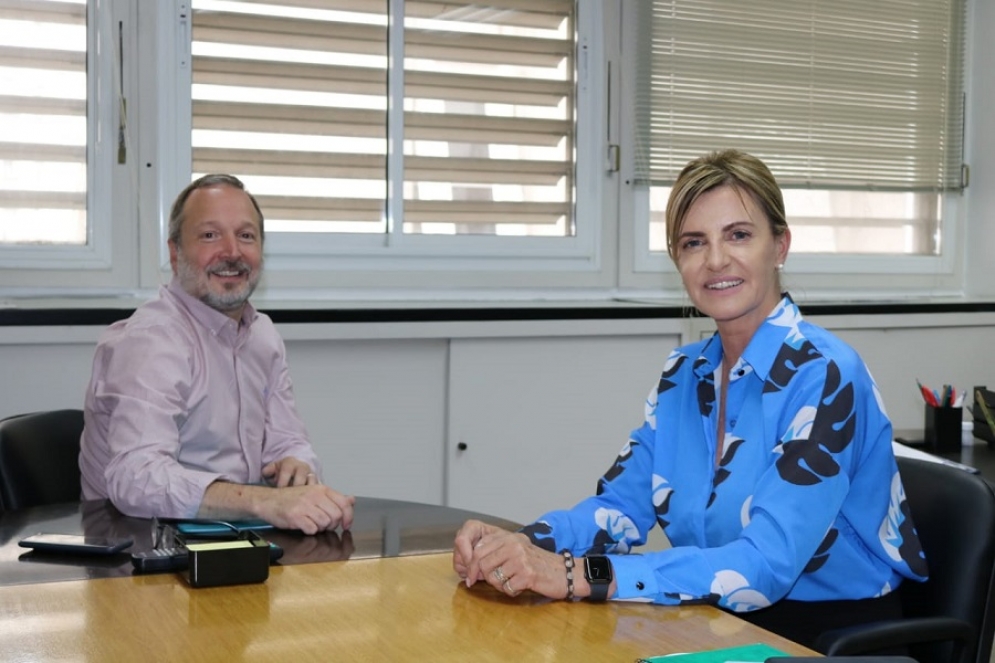 La jefa comunal en el despacho del funcionario.