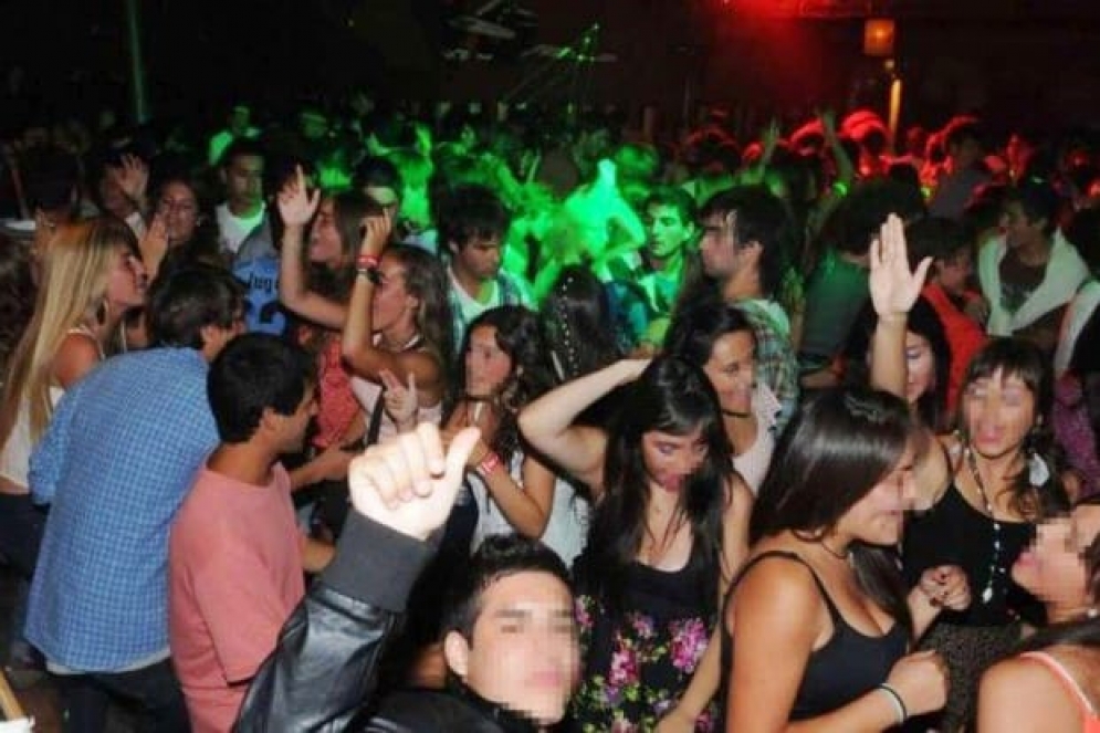 Los j&oacute;venes y adolescentes se preparan para recibir a la &ldquo;estaci&oacute;n del amor&rdquo; tirando la casa por la ventana.