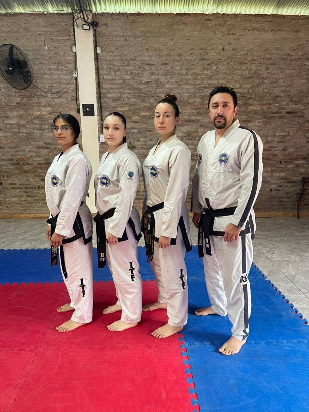 Taekwondistas de la Escuela Federal.