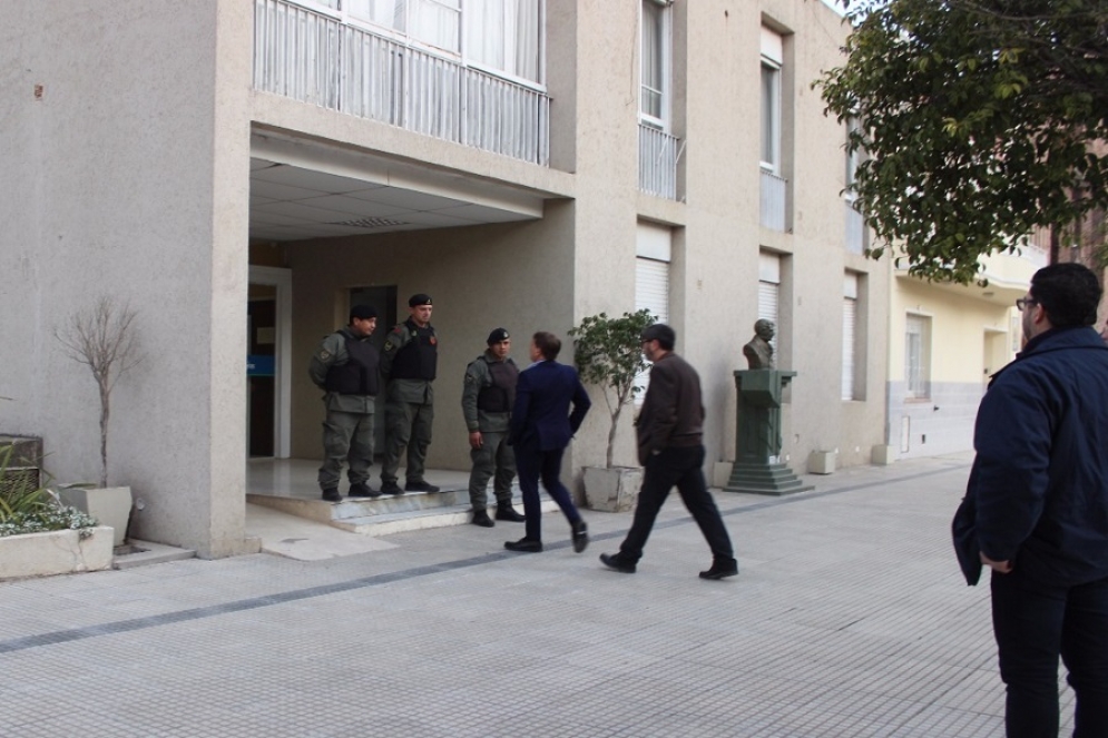Meire y Perrotat intentando convencer a los gendarme para ingresar.