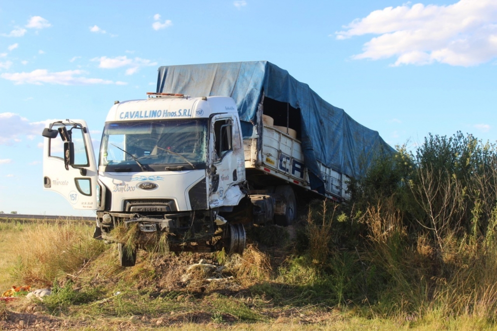 El Ford de Giner qued&oacute; montado sobre un mont&iacute;culo de tierra.