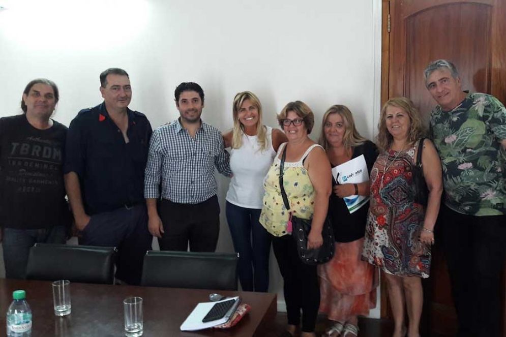 Fassi junto a la delegaci&oacute;n representativa del cuerpo activo de Bomberos. 