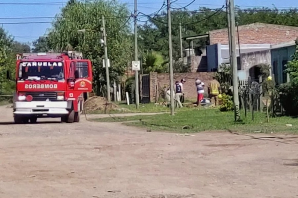Los bomberos realizando tareas de prevenci&oacute;n en la obra.
