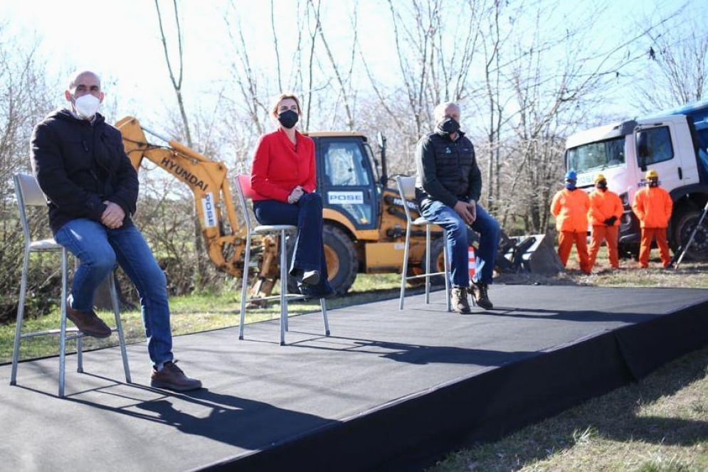 Fassi junto a los empresarios que trabajar&aacute;n en los proyectos.  Zona de los archivos adjuntos