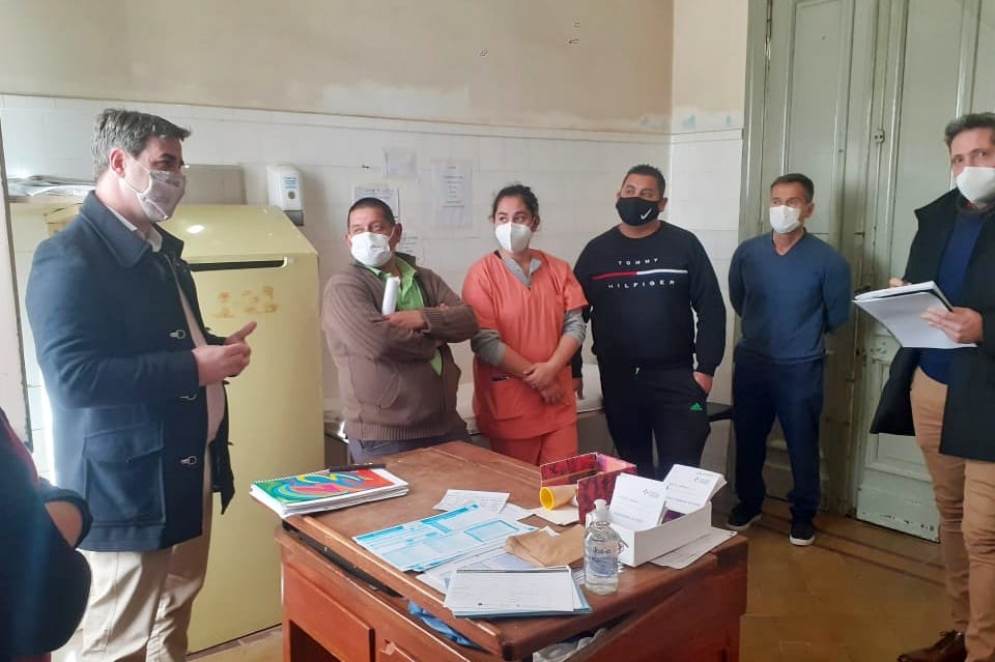 La reuni&oacute;n entre los funcionarios municipales, los trabajadores y los representantes de ATE en el primer piso del Marzetti. 