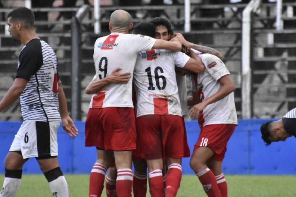 Sosa festeja su gol con sus compa&ntilde;eros./// Foto: Jonathan Arga&ntilde;araz