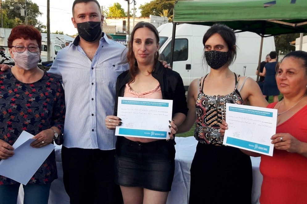 Los egresados con diploma en mano.