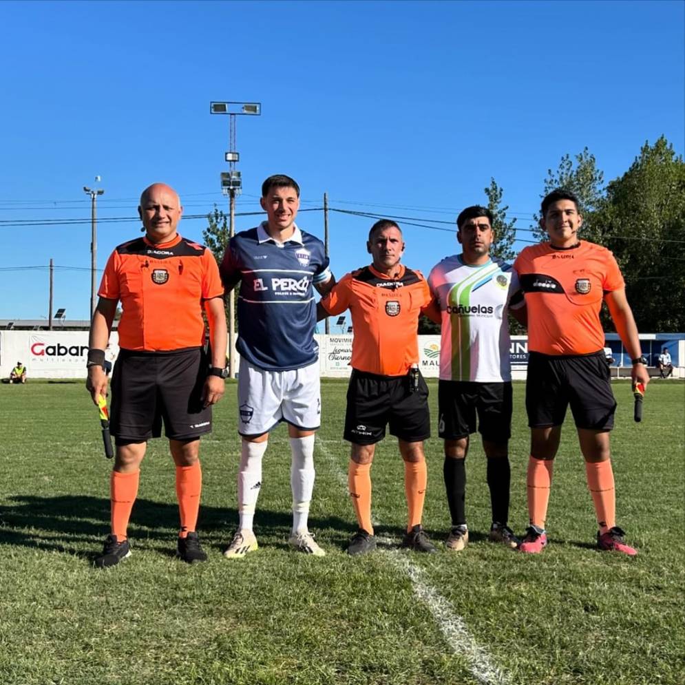 &iquest;La foto que nunca sale? Capitanes y autoridades antes del partido.