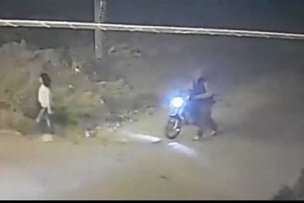 Las c&aacute;maras captando a la menor, despu&eacute;s de despedir al chico de la moto.