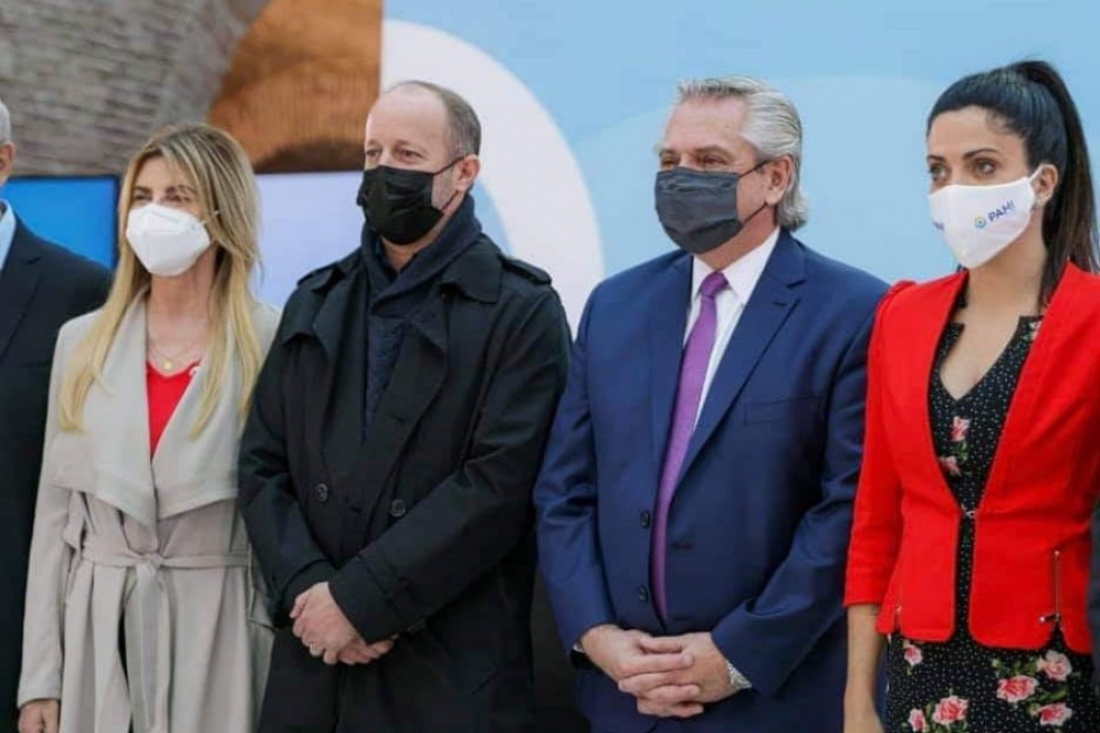 Los intendentes Fassi e  Insaurralde (Lomas de Zamora) junto a Fern&aacute;ndez y Volnovich.