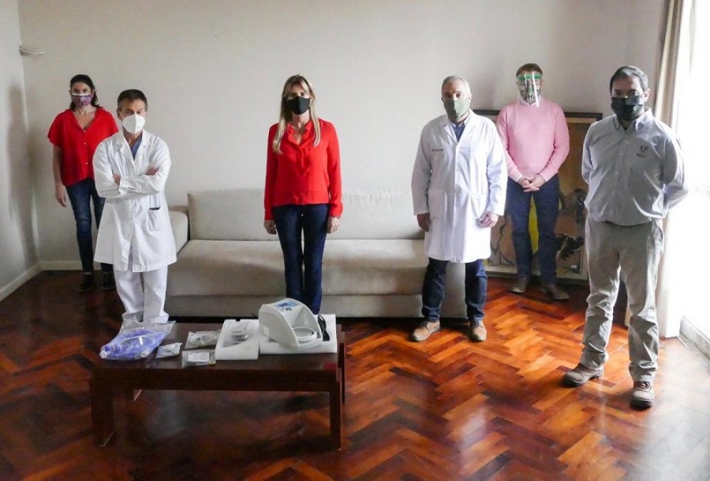 Representantes de la empresa, del Hospital Regional y la municipalidad durante el acto de entrega. 