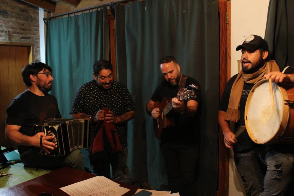 Ultimando los detalles para la presentaci&oacute;n del&nbsp;domingo.