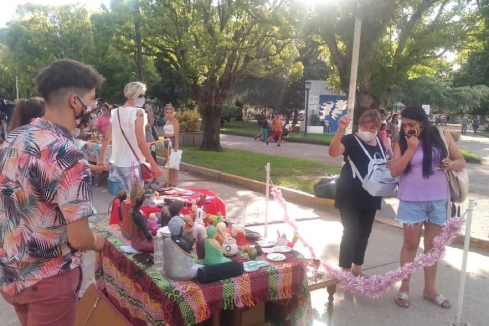 Con buena convocatoria de visitantes, volvieron las emprendedoras a la Plaza Belgrano