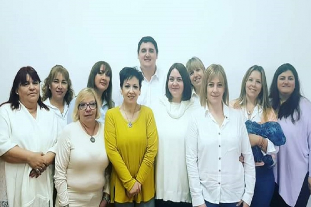 Torrilla, segunda desde la izquierda. La mujeres de la lista posaron con el candidato.