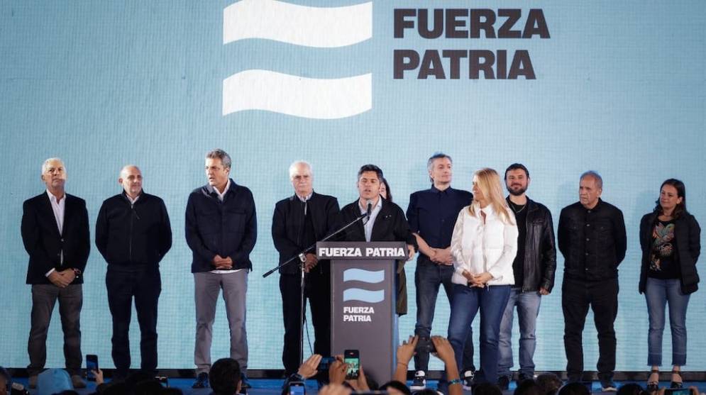 El gobernador Kicillof y la c&uacute;pula dirigencial, el domingo a la noche&nbsp;en&nbsp;La&nbsp;Plata.