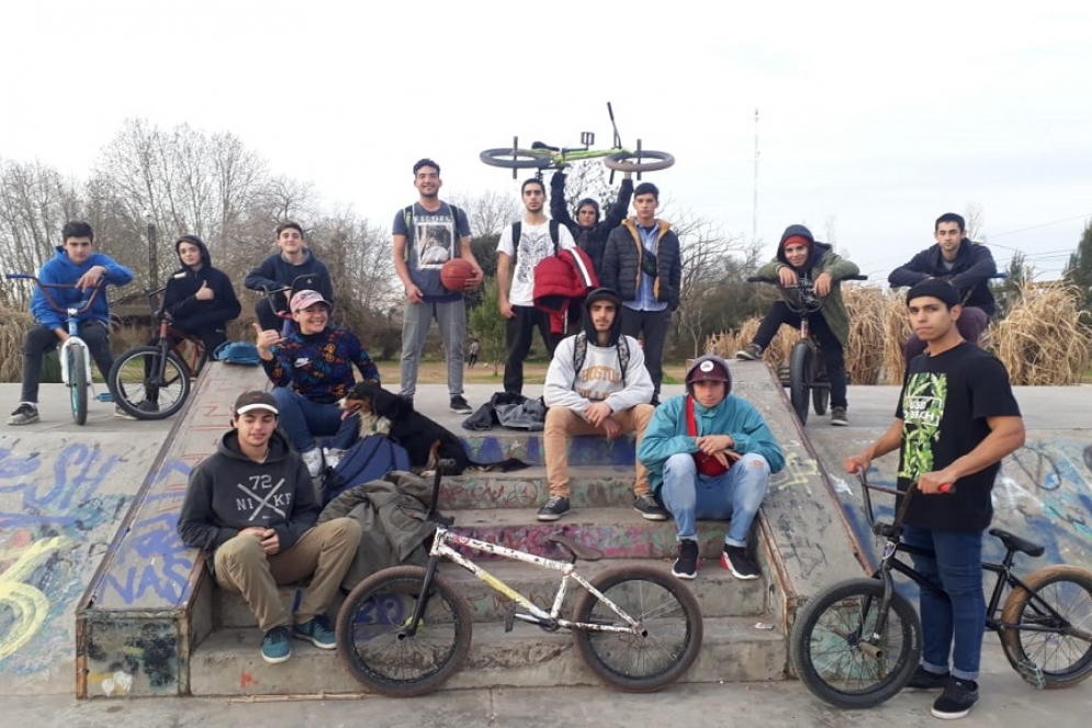 Los j&oacute;venes que impulsaron las mejoras en el predio Skate Park.
