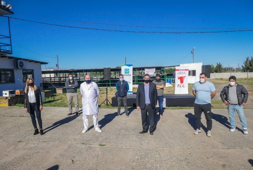 Los funcionarios junto a representantes de la firma.