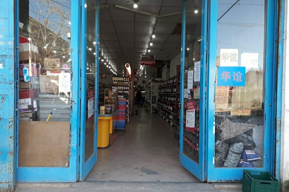 La puerta de ingreso al supermercado donde dio la situaci&oacute;n. 