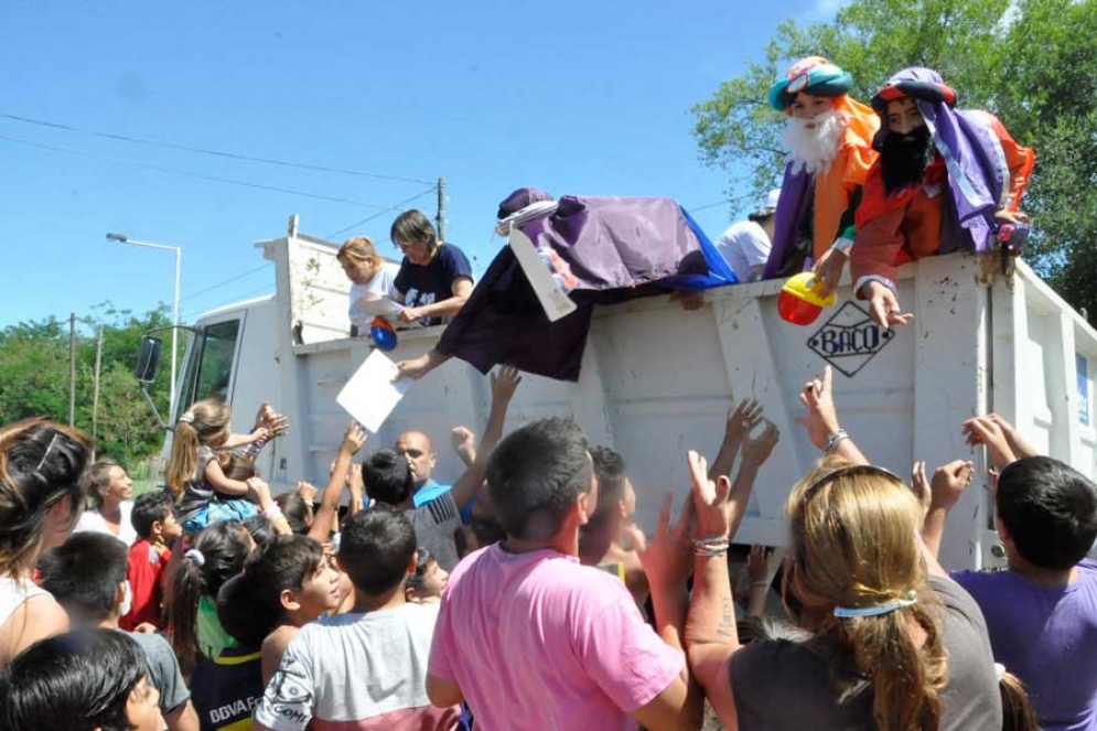 Los chicos se acercaban al paso del cami&oacute;n para recibir su obsequio. 