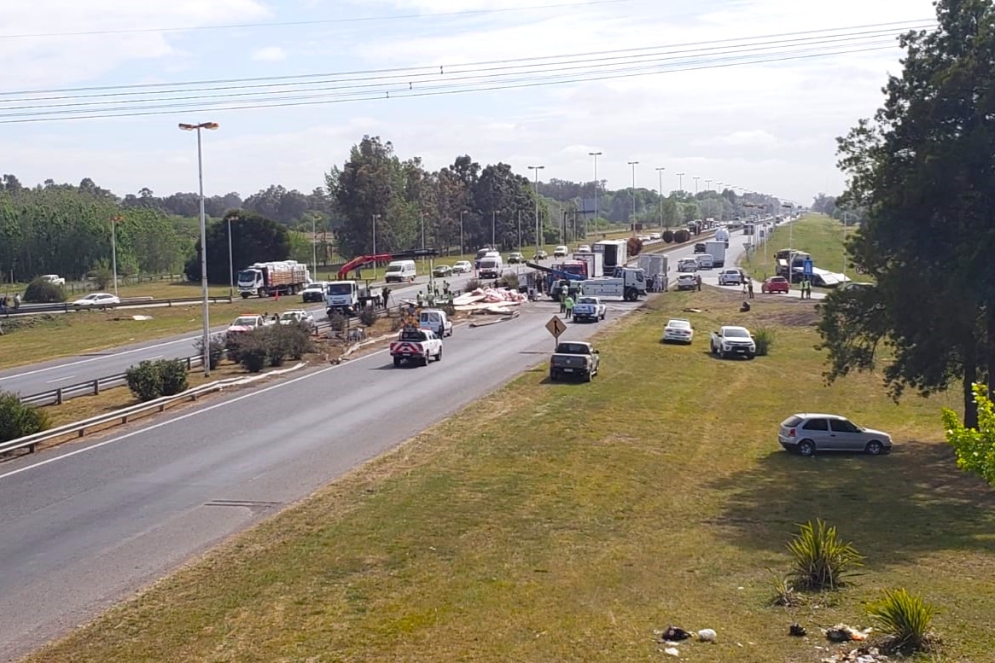 El tr&aacute;nsito a Ca&ntilde;uelas tambi&eacute;n es desviado por el distribuidor de la bajada de Peti&oacute;n. 