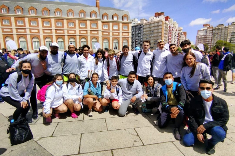 Parte de la comitiva en la explanada del Hotel Provincial.