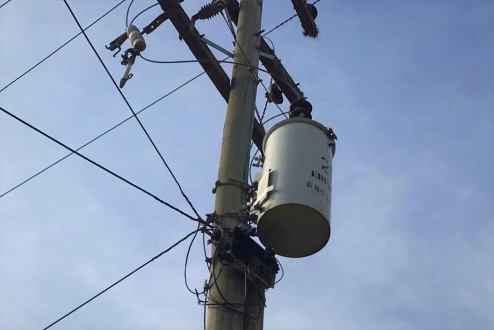 El viejo transformador que falla y deja sin luz a una cuadra de la calle Catamarca.