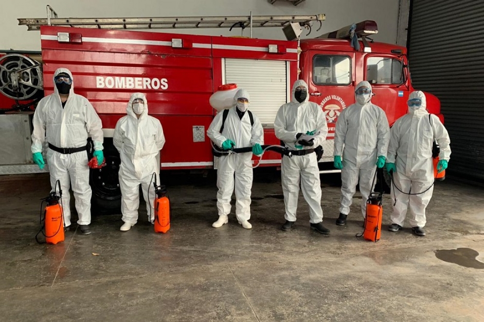 El personal de la Polic&iacute;a Ecol&oacute;gica de la Provincia de Buenos Aires a punto de comenzar con la desinfecci&oacute;n.