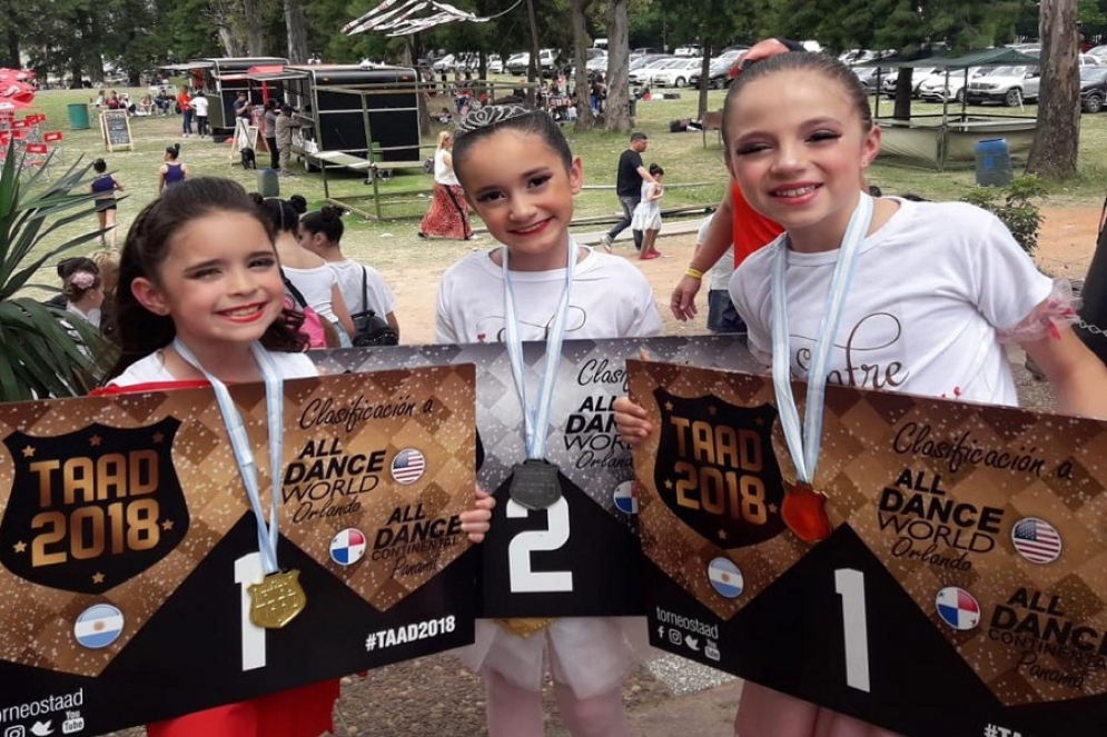 Las chicas ca&ntilde;uelenses con sus premios. 