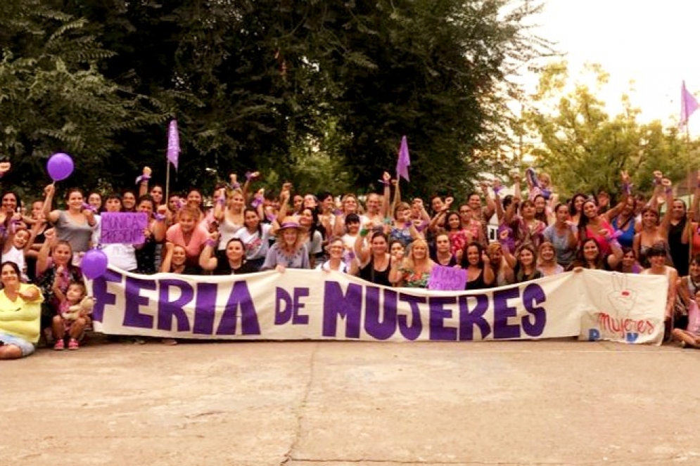 Las mujeres tambi&eacute;n repartieron pa&ntilde;uelos violetas con la leyenda #NiUnaMenos.