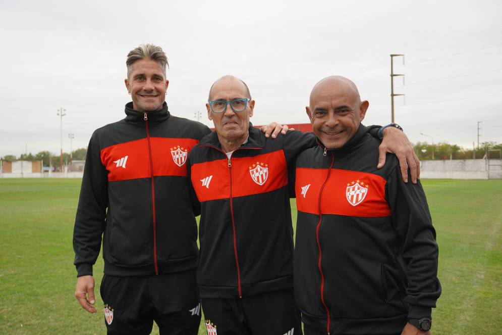 Gabriel Ram&oacute;n, "Roly" Bertolini y H&eacute;ctor Coceres con la indumentaria oficial tras la primera practica.