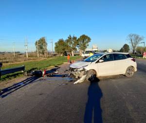 El auto y la moto involucrados en el accidente. 