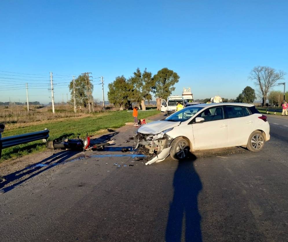 El auto y la moto involucrados en el accidente. 