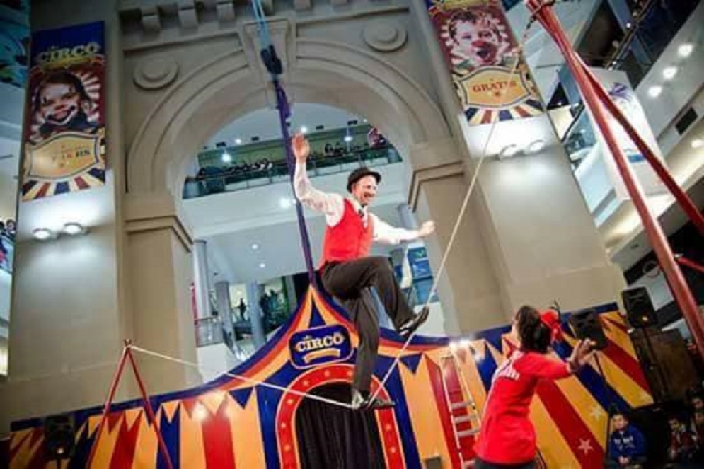 El Circo Migra en plena accion. 