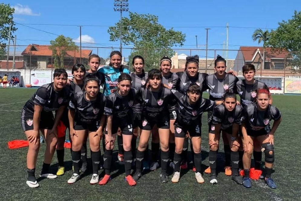 El plantel de F&uacute;tbol Femenino que jug&oacute; en el sint&eacute;tico de Talleres.