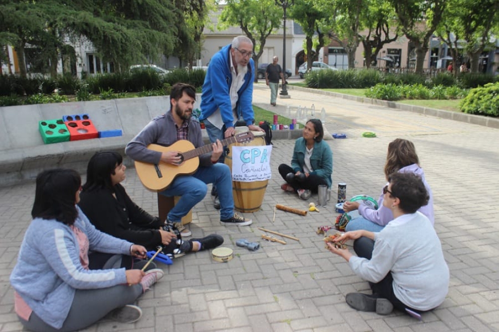 Apuestan a que los j&oacute;venes y sus familias interact&uacute;en mediante distintas propuestas l&uacute;dicas.