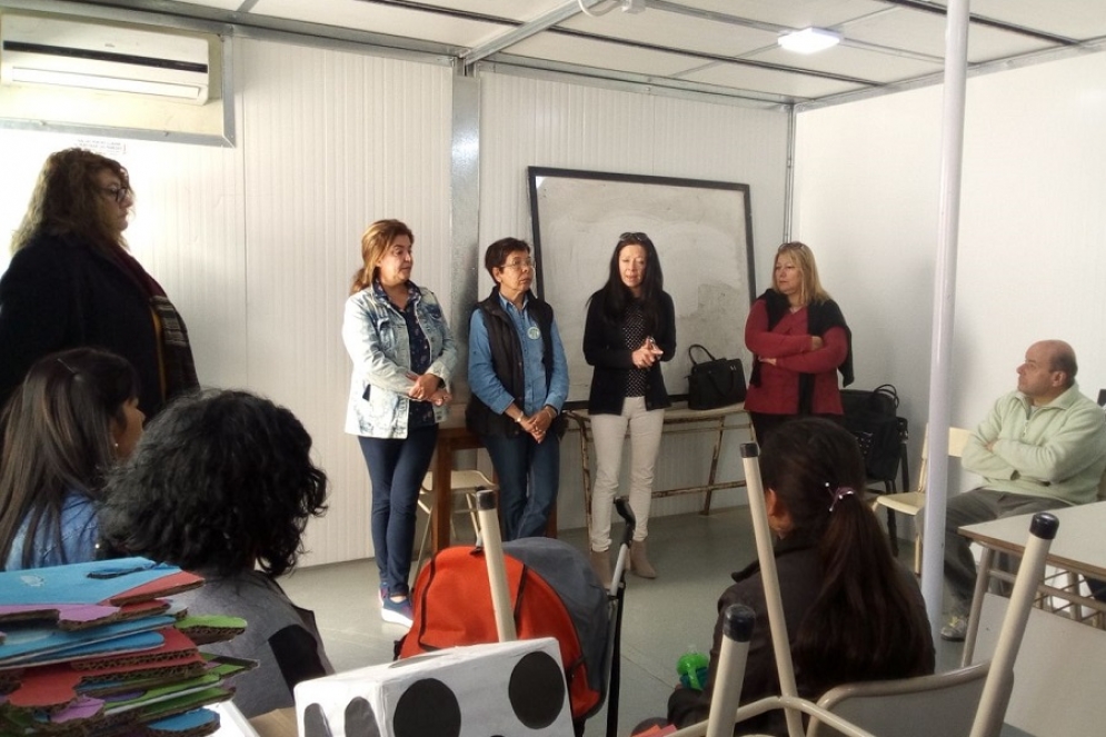 Las autoridades educativas se reunieron con los padres de los alumnos. 