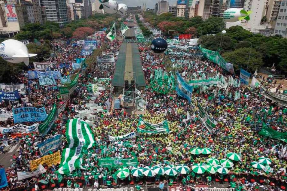 M&aacute;s de 400 mil personas se congregaron en la Avenida 9 de Julio. 