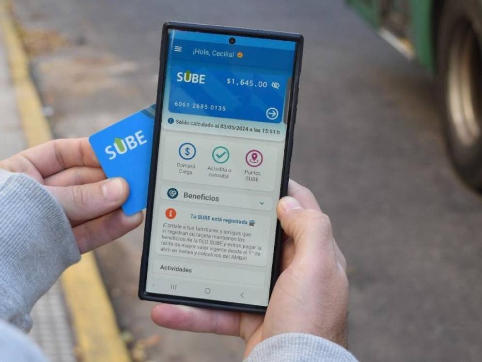 Se carga apoyando la tarjeta. Los tel&eacute;fonos deben contar con tecnolog&iacute;a NFC.