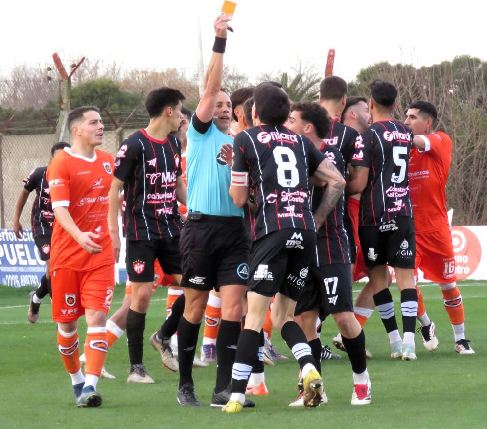 El capit&aacute;n, Patritti, expulsado. (FOTO: Javi Morales).