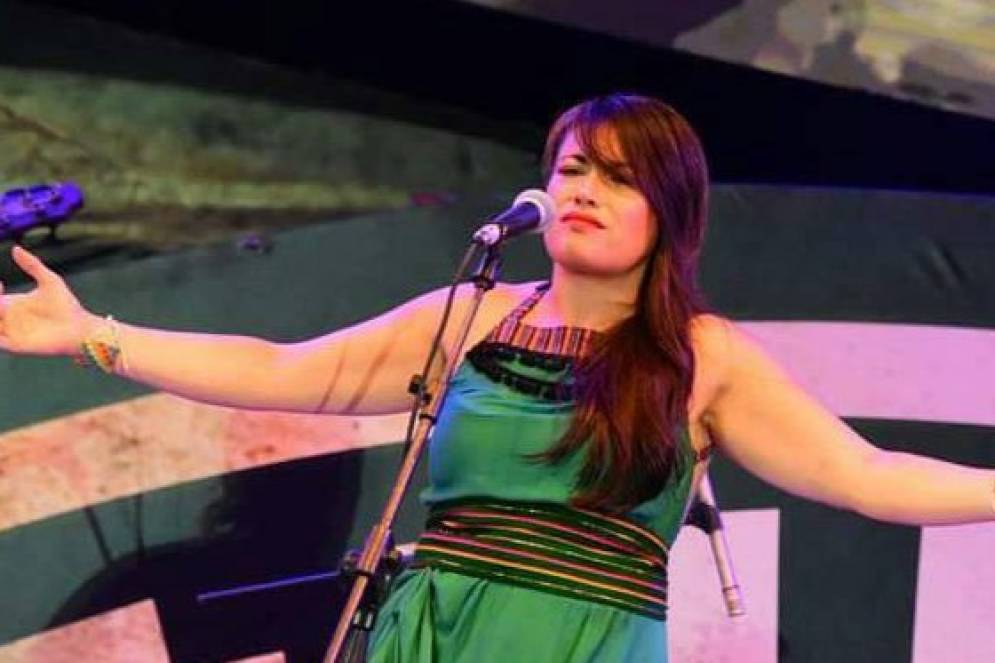 Galli Carabajal en el escenario de Cosqu&iacute;n.