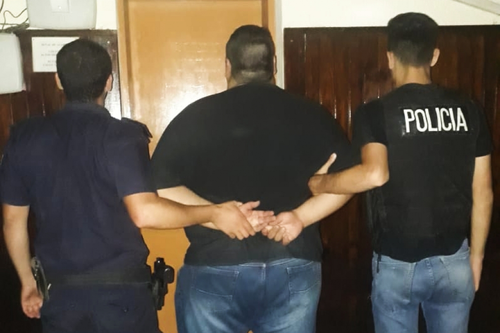 El acusado esposado en la comisar&iacute;a local.