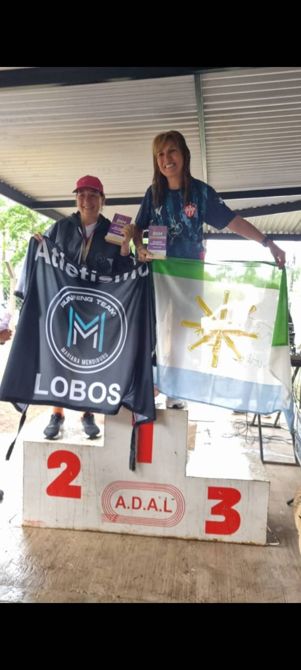 Dominguez, con la casaca de CFC y la bandera de&nbsp;la&nbsp;ciudad.