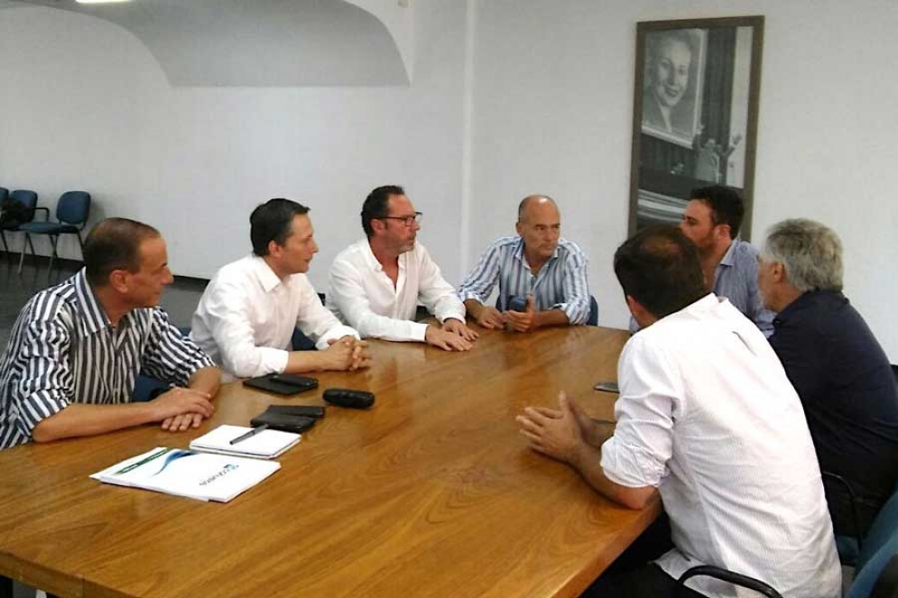 Arrieta junto a otros intendentes del interior de la provincia y el vicepresidente del PJ, Fernando Gray. 