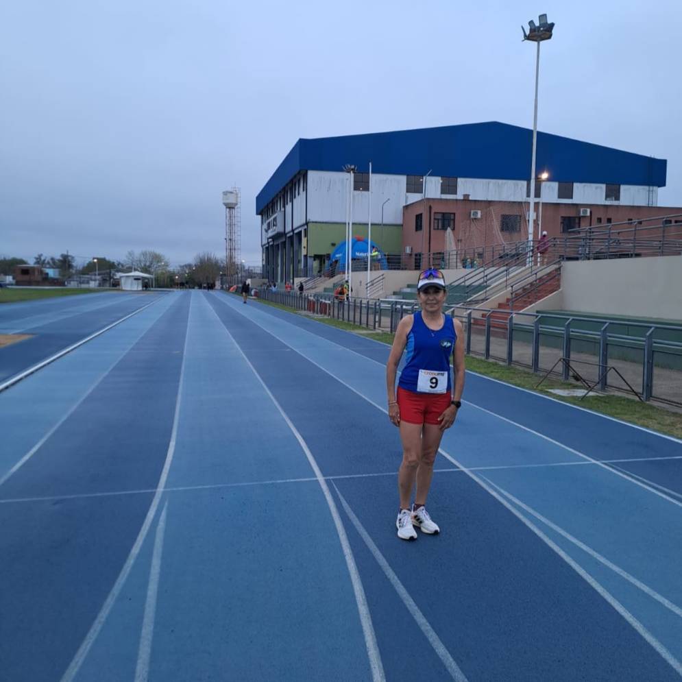 La atleta ca&ntilde;uelense hizo un alto para la foto.