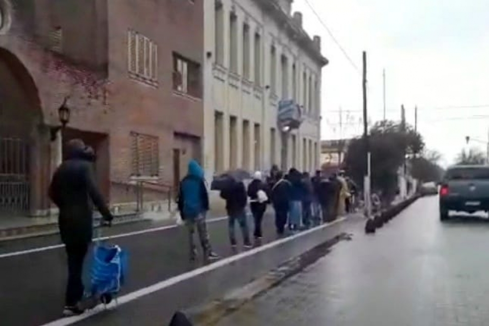 La gente haciendo cola para ingresar a la Escuela N&deg;1. 