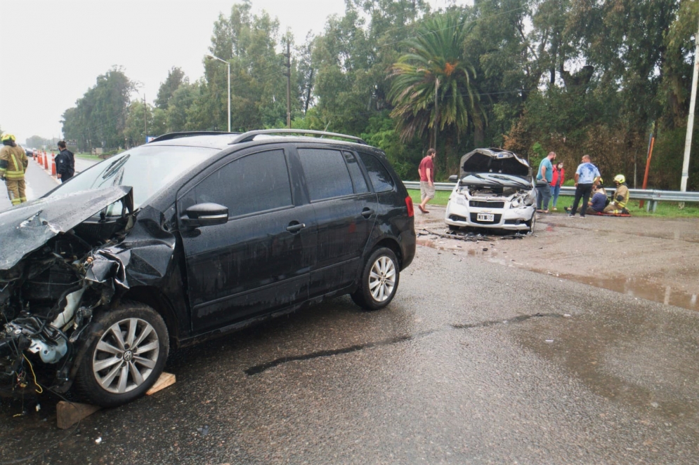 Los Bomberos Voluntarios de Ca&ntilde;uelas asistieron a las v&iacute;ctimas.
