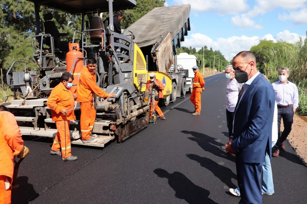 Los funcionarios observando la obra.