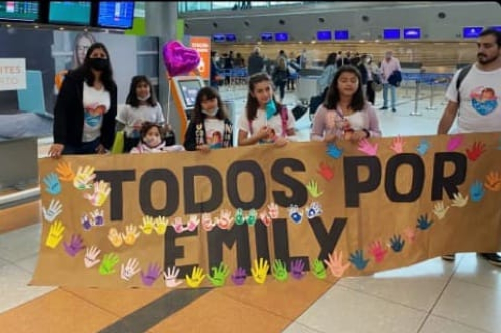 Emily antes de abordar el vuelo.