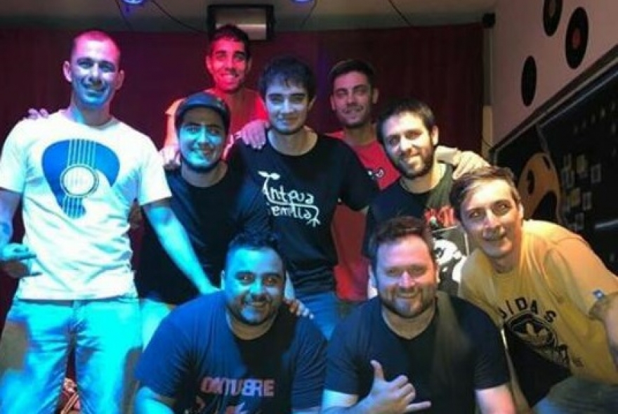 Los integrantes de Tinta Roja y Antigua Semilla juntos. 